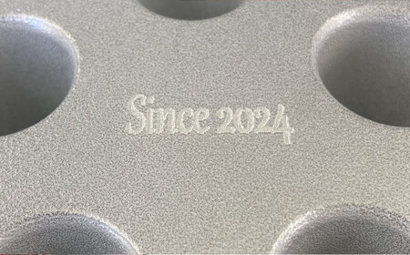 【受皿：ブラック】コンパクト 傘立て （名入れ・飾り文字） 傘 カサ 傘立 アルミ製 かさたて かさ立て 傘たて 名入れ ロゴ 受け皿 シンプル 倒れにくい カフェ サロン 高級感 安定感 業務用 家