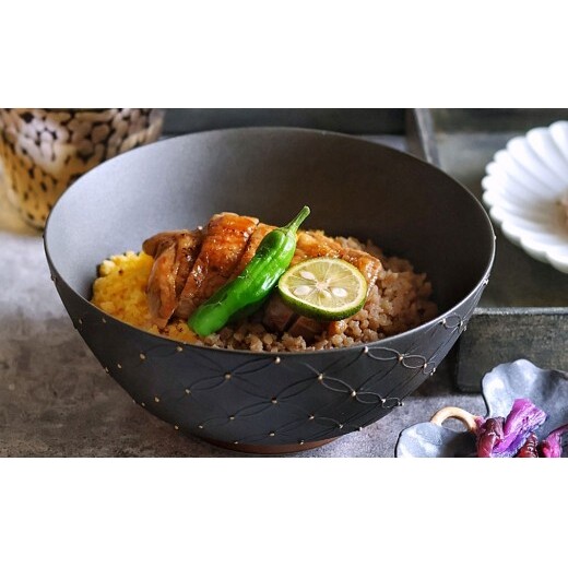 有田焼 究極のラーメン鉢ペア（レンゲ付）七宝繋ぎ【まるぶん】食器 器 うつわ 磁器 陶磁器 麺鉢 ラーメン鉢 丼 丼ぶり どんぶり ペア セット モノトーン シンプル おしゃれ A70-193_イメー