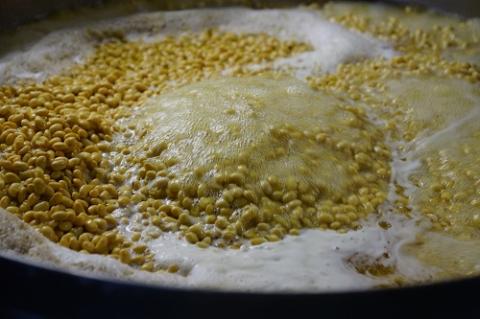 月岡糀屋 完全自家製味噌 十二割糀味噌 700g×2個入り 国産大豆 国産塩 自家製米糀 こうじ 味噌 みそ ミソ 味噌非加熱熟成 辛口味噌 田舎味噌 調味料 3B04008