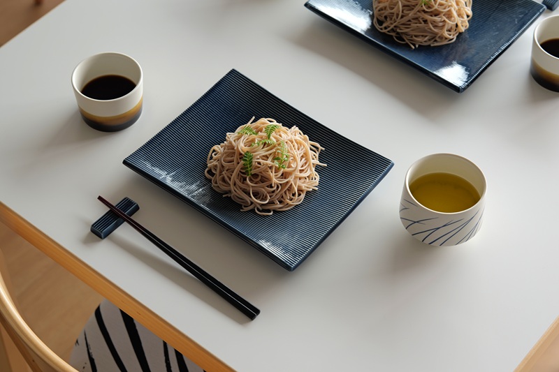 【Mustakivi】SOBA プレート BLUE｜ ムスタキビ Mustakivi むすたきび MUSTAKIVI Marimekko マリメッコ デザイナー 砥部焼 北欧 キッチン 食器 食器 湯