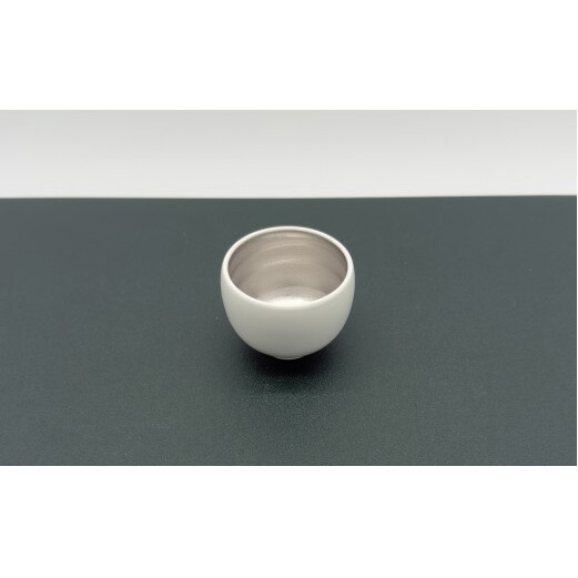 有田焼 輝くシリーズ スタイリッシュ！ ぐい呑み ペアセット ゴールド&プラチナ【上福窯】食器 器 うつわ 和モダン 酒器 ぐいのみ おちょこ ペア 2個 セット 35000円 A35-687_イメー