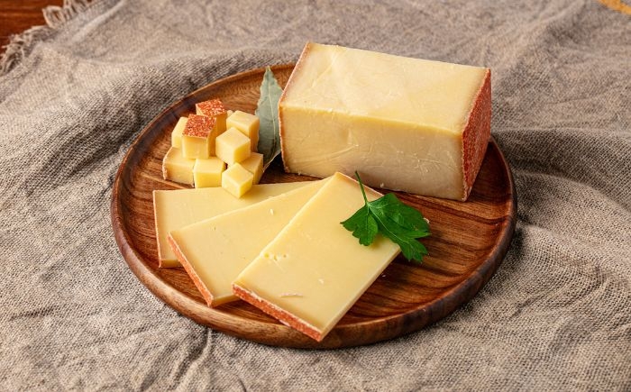 
                  3回定期便 北海道 チーズ 幸 個包装4－6個 計1.5kg《足寄町》【株式会社しあわせチーズ工房】 [BEAK038] チーズ ナチュラルチーズ ハード 個包装 生乳 ミルク 乳製品 おつまみ おすすめ ギフト 500g 1.5kg 定期便 足寄町産 北海道産 道産 足寄町 北海道
                