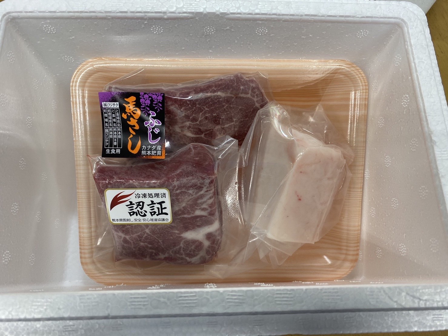 【熊本名物】馬刺し セット (赤身 200g、コウネ(タテガミ) 100g)  計300g 馬肉 ばさし 