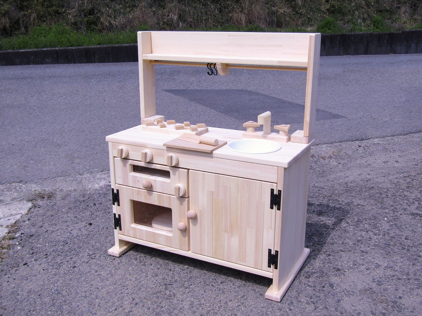 
手作り木製 棚付き ままごとキッチン・魚焼きグリル付き 素材色 GHK-R【007A-048】
