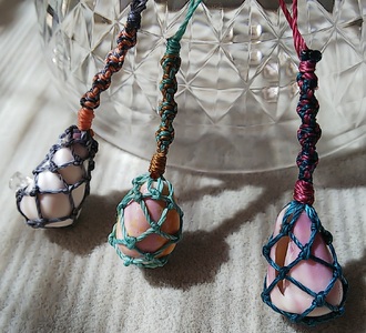 貝殻と浮き玉 マクラメ編み キーホルダー 2点セット ストラップ おまかせ ランダム 夏 海 モチーフ ハンドメイド 作家作品 根付 帯飾り ビー玉 小物 雑貨 ギフト 贈り物 プレゼント【R0116