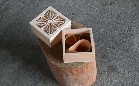 五合枡に入った酒器セット（杉） 工芸品 