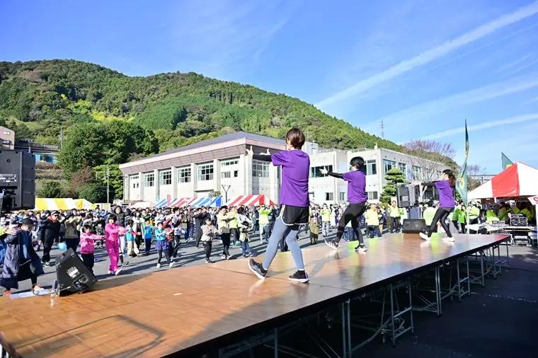 晩秋の富士川を「駆ける」～ふじかわキウイマラソン～A マラソン大会 エントリー 駐車券 控え場所 付き チケット 券 出走権 出場権 参加賞 記念品 ご当地 イベント 参加 静岡県 富士市 [sf00