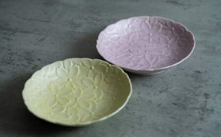 【日常に和の優雅さを】有田焼 mint. 桜彫り 12.7cm 深小皿 2枚セット (イエロー・ピンク)【金照堂】小皿 小鉢 副菜皿 副菜鉢 菓子皿 食器 皿 磁器 和食器 A25-639