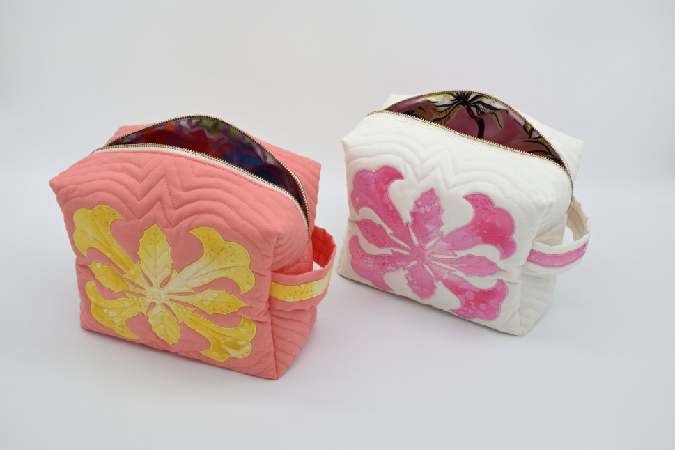 左：エンジェルストランペット（ピンク×黄色）　右：エンジェルストランペット（白×ピンク）