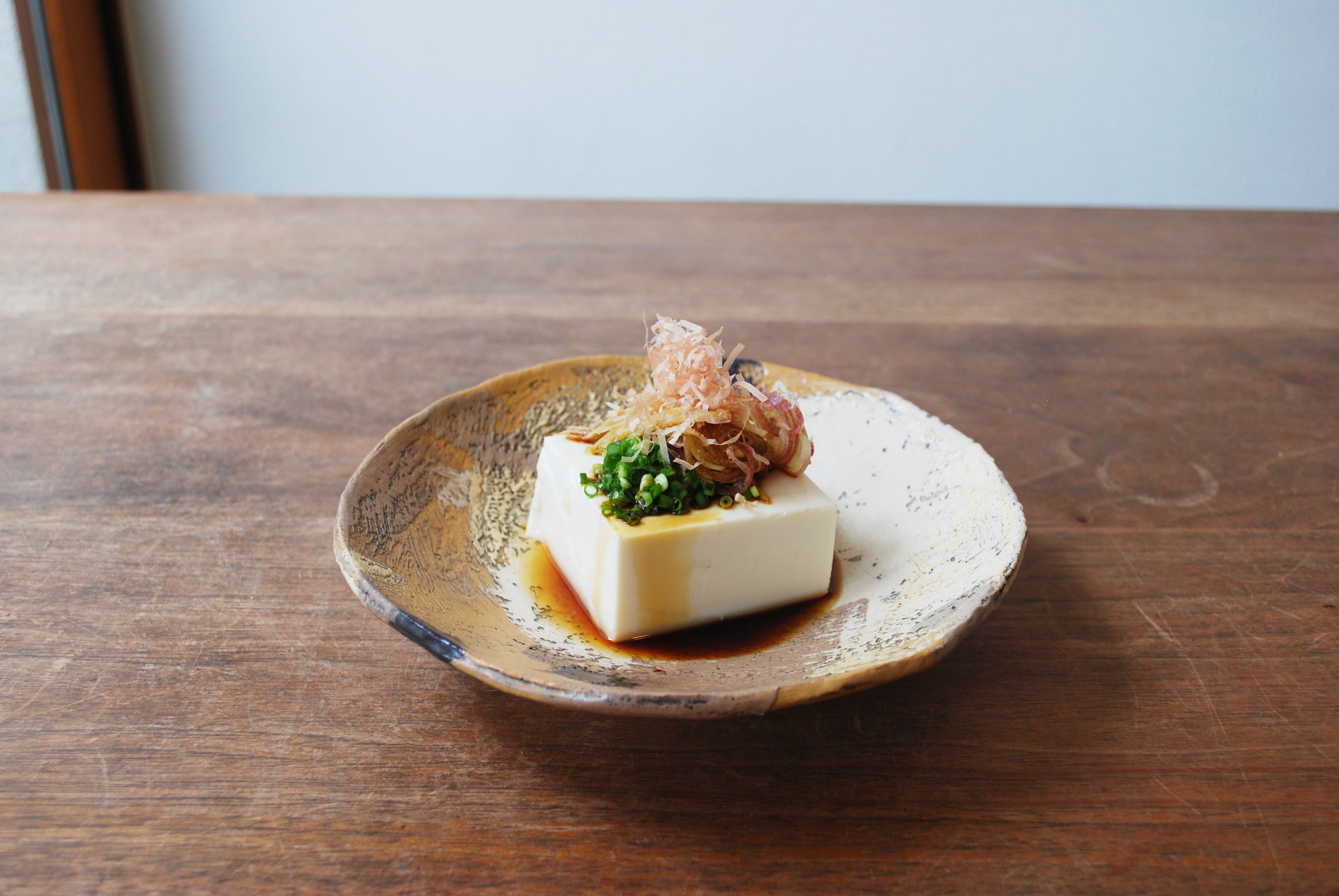 国産有機醬油（こい口）は、冷奴やお刺身など、素材の旨味を楽しむ食材のお供に