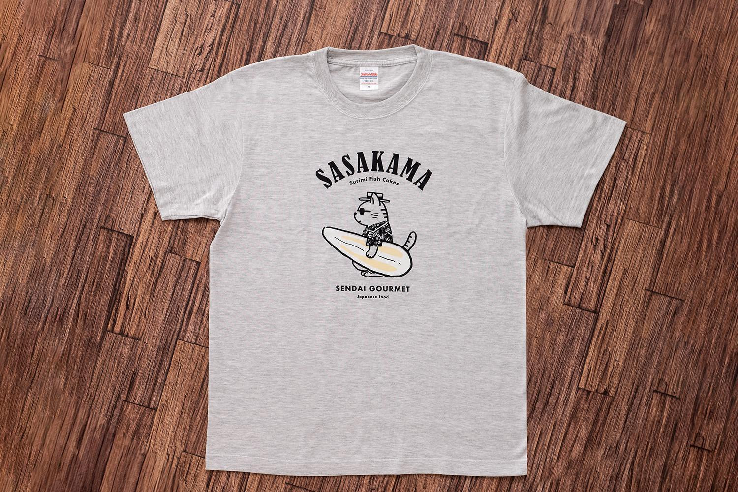 
            仙台・宮城の観光Tシャツ　「猫と笹かま」Tシャツ　Mサイズ・Lサイズから選択可　［T-01］【お土産 観光 Tシャツ 宮城 仙台 笹かまぼこ】
          
