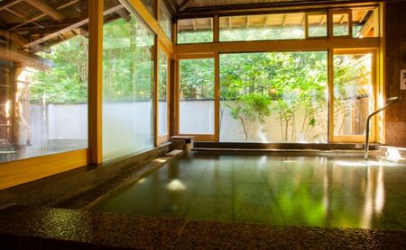 自然に包まれた天然温泉と純和風造りの閑静なたたずまいの一軒宿でリフレッシュ。ペアご宿泊券（赤目四十八滝招待券〈夜間ライトアップも楽しめる2名様分〉付き）