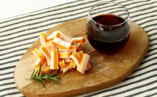 レッドチェダー入り不揃いチーズと鱈の白身サンド 70g×3袋 合計210g 乳製品 チーズ ナチュラルチーズ チェダーチーズ 不揃い おつまみ 【えひめの町（超）推し！（松前町）】（922）