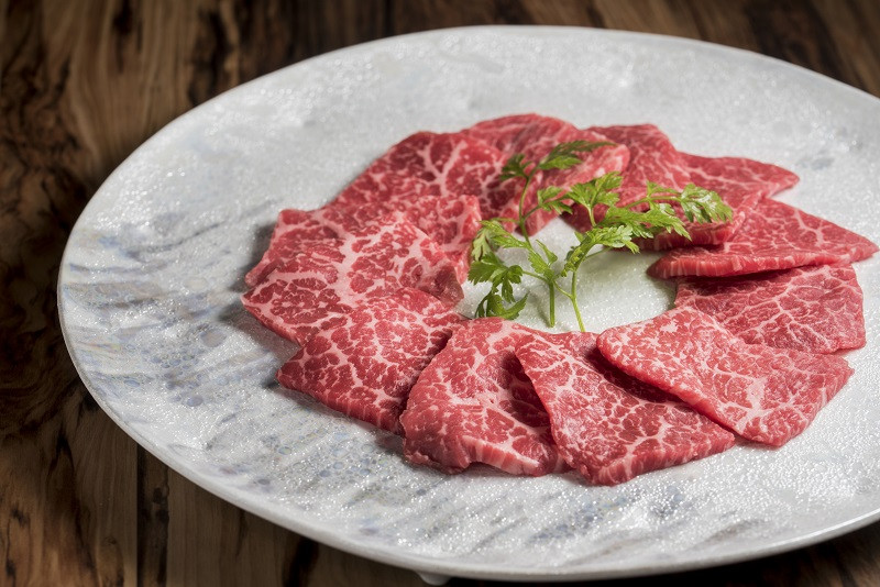 
            愛媛あかね和牛 焼肉用 赤身 ウデ モモ（約800g）国産 和牛 牛肉 バーベキュー 肉 お肉 （51-1）
          