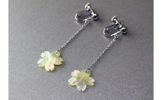 アクセサリー イヤリング 貝 貝殻 三重県 伊勢志摩 志摩 志摩市 プレゼント ギフト 誕生日 貝細工 真珠貝 レディース 着物 和装 ロジウム アコヤ貝 アコヤ / 貝のイヤリング【桜】アコヤ