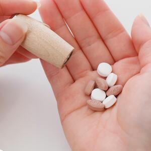 【ウォールナット】ピルケース  木製 薬ケース 携帯用 キーホルダー 薬入れ 小型 ミニ 錠剤 サプリメントケース 日本製  TONARINO