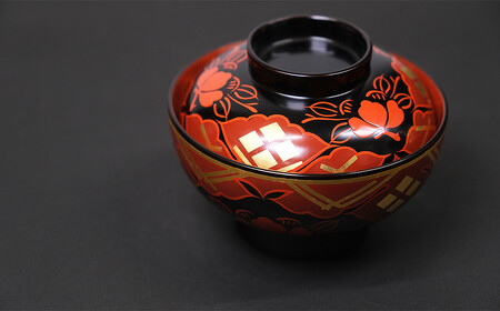 秀衡塗　煮物椀(椿紋・黒内古代朱)　2個 / 漆器 お椀 吸い物椀 煮物椀 おわん 食器 ふた付き 漆椀 漆塗 うるしぬり 手塗り 木製 伝統工芸品 和 お正月 高級 結婚 新築祝い お祝い 贈答 贈