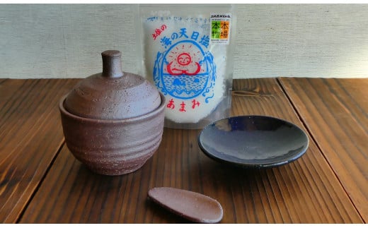 塩壷 塩さじ 豆皿 セット どんぐり 天日塩 あまみ 108g 1袋付き 塩入れ ソルトポット 陶器 キッチン雑貨 調味料入れ 塩 調味料 どんぐりの塩壺 塩つぼ しお壺 しおつぼ 卓上 食卓 小物入れ 手仕事 手作り 工芸品 インテリア おしゃれ かわいい ご家庭用 ギフト 贈答品 プレゼント ご当地 特産品 高知 土佐 名物 人気 返礼品 ふるさと納税 母の日 父の日 ギフト プレゼント[1657]