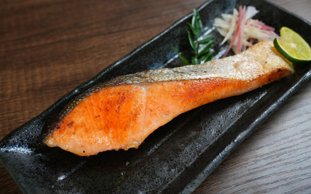 銀鮭 一夜干し 24枚 （8パック×3枚） 干物 ひもの さけ 鮭  魚 海鮮 おかず 酒 のあて おつまみ 弁当 塩 魚介 惣菜  食品 冷凍食品 グルメ 贈答 贈り物 プレゼント ギフト お取り寄