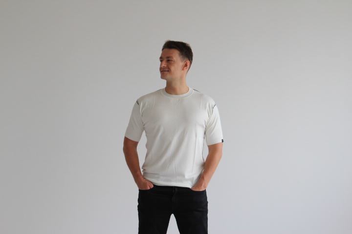 究極の贅沢シルク100%洗えるメンズ半袖Vガゼットデザインクルーネックニットウェア ホワイトLサイズ メンズ 新潟県 五泉市 有限会社アスリート