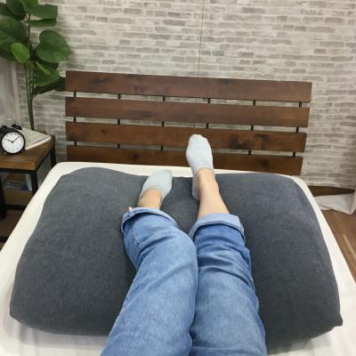 ふるさと納税 泉大津市 「お疲れ足へ」　足枕　(枕本体とグレーの専用ファスナー付きカバー2枚) |  | 02