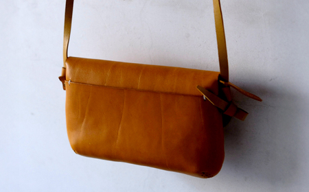 お散歩ポーチ 【マスタード】 本革 イタリアンレザー  / ショルダーバッグ 軽量 牛革 スマホポケット付き 小浜市 / topiv[BFAI020]