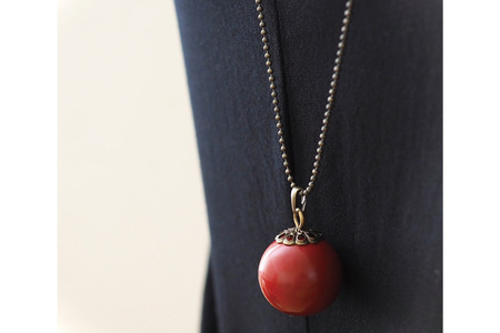 漆玉赤ネックレス「赤と金古美」漆玉1.8cm&チェーン55cm コシノクメサク 漆 漆玉 塗り造形 アクセサリー ネックレス ペンダント 小物 ファッション / 越久米作 / 富山県 朝日町 [343
