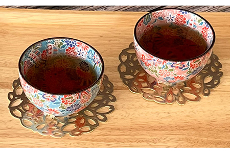 【美濃焼】酒器 ペアセット 京雅 (ピンク・ブルー)【佐橋製陶所】食器 ぐい呑み 小鉢 美濃焼 おちょこ 小鉢 盃 お猪口 ぐい呑み マルチボウル 和風 陶器 日本製 和柄 青 桃 赤 [MAF014
