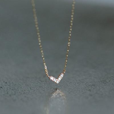 ふるさと納税 大津市 【18金 ダイヤモンドネックレス】大人の輝き 華奢で上品な毎日ジュエリー 大人気 V型デザイン |  | 01