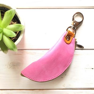 ふるさと納税 京丹後市 本革 【バナナキーケース】 牛革 ヌバック ピンク 全長180mm  革小物職人が作る小袋キーケース
