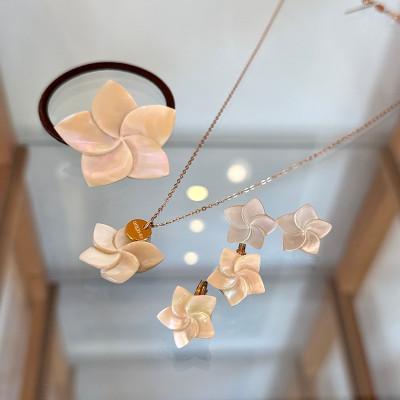 ふるさと納税 屋久島町 夜光貝細工のプルメリア・ネックレス |  | 01