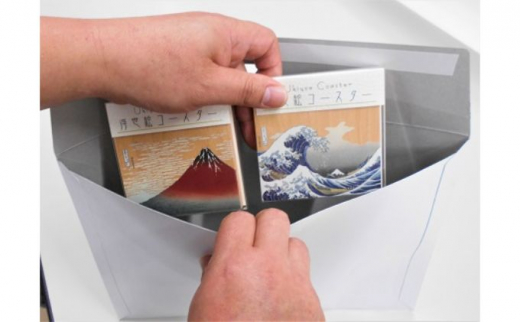 １枚づつプラスチックケースに杯入っており、送付の際は、２枚セットで箱に入れて発送いたします。