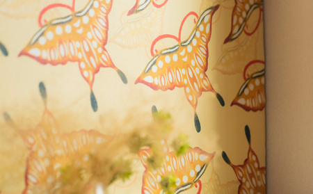 紅型壁紙 2m HABERU ハベル | 沖縄 伝統工芸 びんがた 紅型 | 防炎 抗菌 壁紙 | テキスタイル インテリア モダン ナチュラル | 柄 蝶