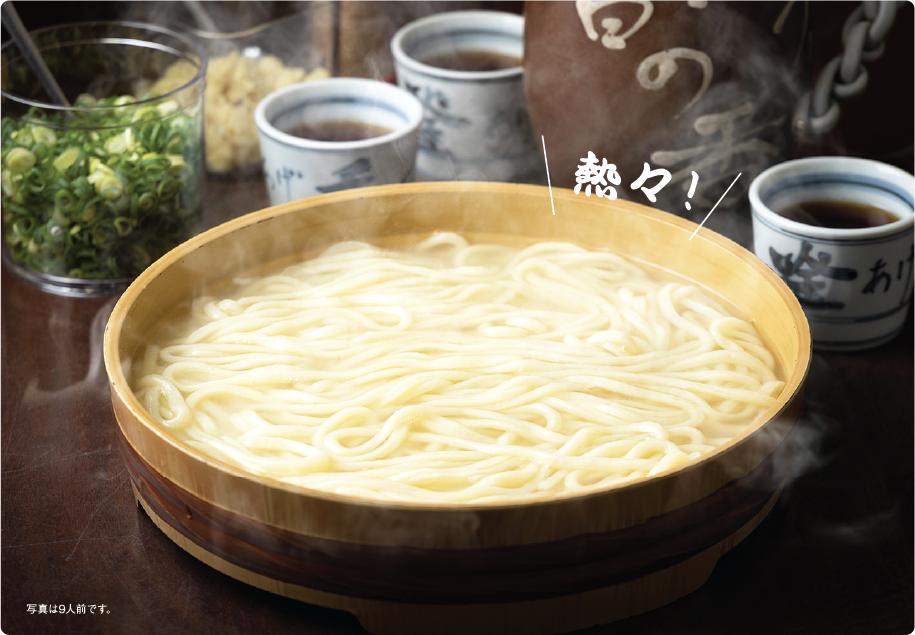 お店では、大きな徳利に入ったあつあつ出汁を自分で注ぎます。