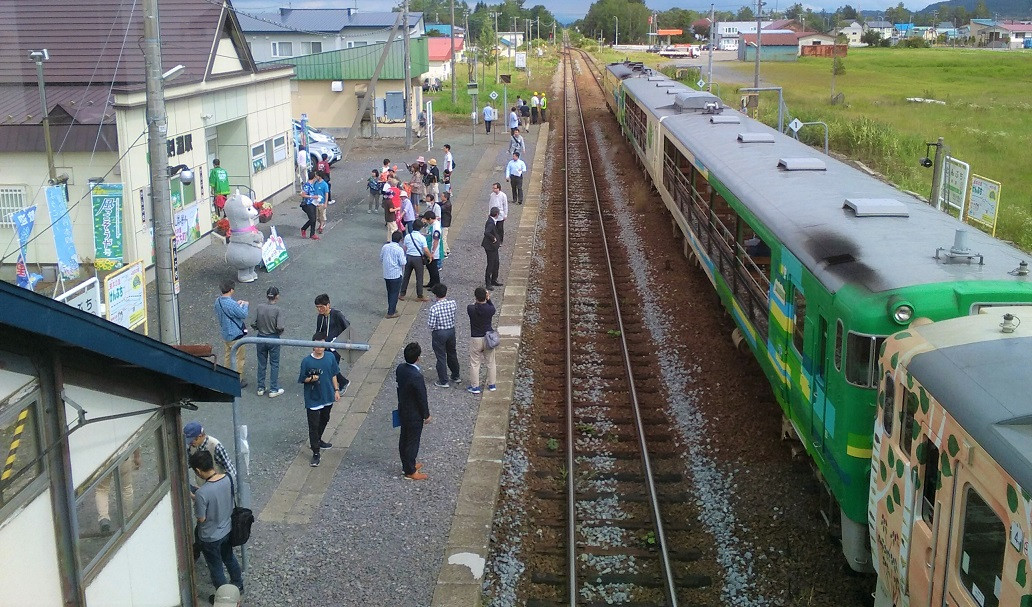 右の観光列車はコロナ禍が終わればまた走るはずですので、是非お越しください！