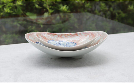 A18-35【まるふくオリジナル】有田焼 染錦花弁紋楕円皿(大)(小)２枚セット 手描き 和食器 取皿 ペア お正月  赤 青