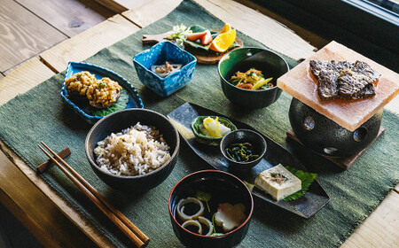 1泊2食2サウナ　どんぐりの間 平日（祝前日を除く日～木曜）大人3名様 | つづやビレッジ 1泊2食 宿泊 サウナ