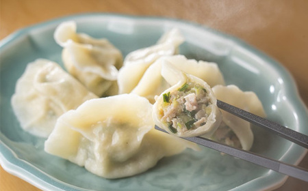 12回 定期便 メディアで話題！ 地元野菜 ・ 国産素材 を使用 手作り水餃子 ( 冷凍 ) 20個 【 手作り餃子の店 吉春 】 | 料理 食品 ぎょうざ ギョーザ 餃子 水餃子 冷凍餃子 人気 に