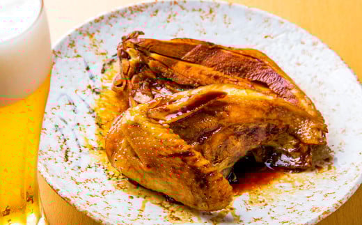旨味たっぷりの親鳥を特殊技法でじっくりと煮込み、煮込んだ親鳥を代々伝わる秘伝のタレで豪快に焼き上げます。