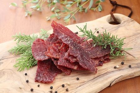 【父の日までにお届け（2025年6月11日～13日発送）】飛騨牛 干し肉ビーフジャーキー  30g×5箱 　ギフト 贈り物 贈答  おつまみ おすすめ こだわり お酒に ビーフジャーキー 父の日【飛騨 味職人】【57-1f】