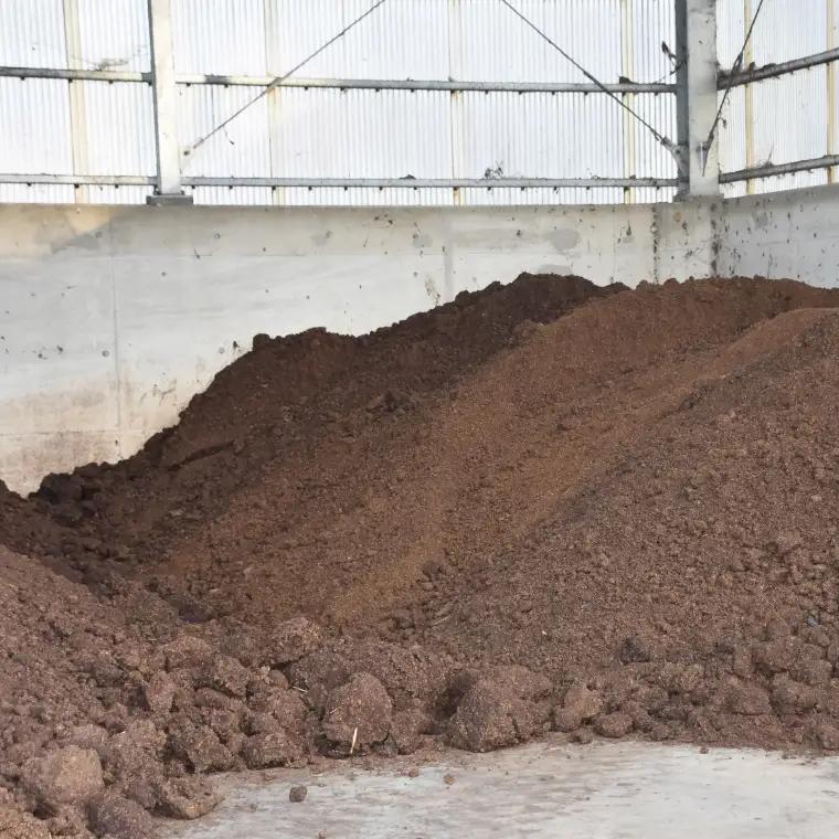 奥久慈有機 発酵 牛ふん堆肥 木炭入り【15kg×1袋】［大子東部堆肥生産プラント］｜茨城県 大子町 たい肥 肥料 畑 農業 農家 野菜 自家栽培 家庭菜園 園芸 ガーデニング 花壇（DG001）