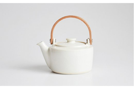 【美濃焼】祥-syo- 土瓶急須 絹/オフホワイト （ティーポット/420ｍl） 【株式会社ロロ】 食器 うつわ 茶器 日本茶 ティーポット 湯呑み シンプル かわいい おしゃれ 贈り物  紅茶ポット