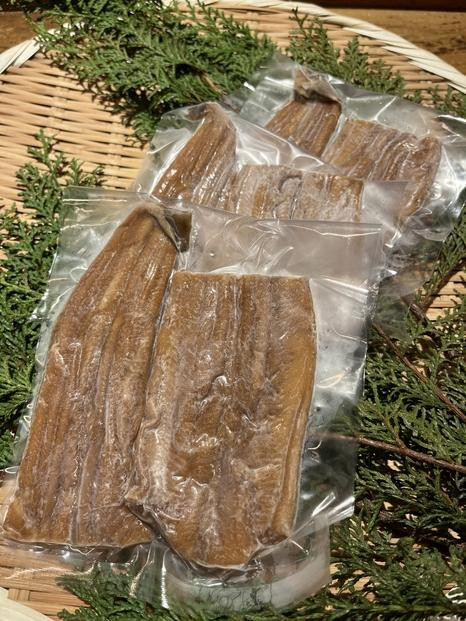 
            博多割烹店の特製煮穴子３本（１本約100g）
          