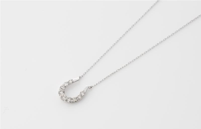 アルカンシェル K18WG ダイヤ馬蹄ペンダント（計 0.2ct）【鑑別書付き ジュエリー プレゼント ギフト ファッション アクセサリー 贈り物 贈答 お祝い 記念日】 J010-4