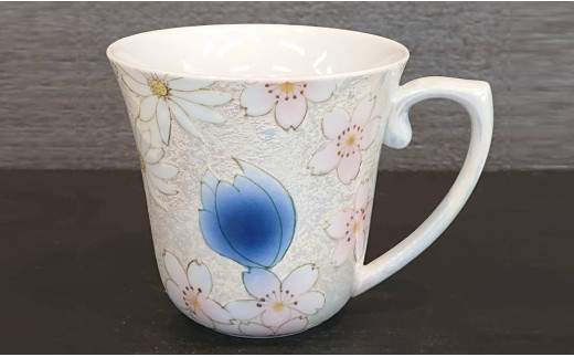 ブルーが映えるチェリーブラッサムのマグカップ 有田焼 中山陶和堂 A35-115