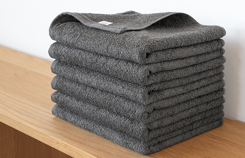 【スピード発送】ファミーユ ミニバスタオル 6枚（チャコール） 【フェイスタオル 以上 バスタオル 未満 泉州タオル 吸水 普段使い シンプル 日用品 たおる】 G3522