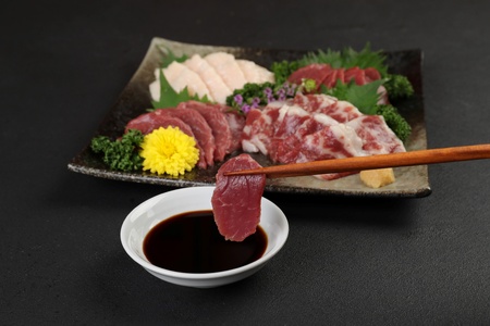 牛肉 【12ヶ月定期便】あか牛 すきやき しゃぶしゃぶ用サーロイン肉1kg(500g×2)、馬刺し200g(赤身100g、霜降り50g、たてがみ50g)セット 国産牛肉 熊本県産牛肉 厳選牛肉 ヘルシ