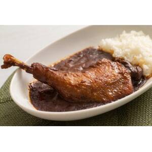 【食卓が騒然】国産おやどりの骨付きモモが丸ごと1本!/六ツ美のあの肉カレー中辛(2個セット)【1667806】