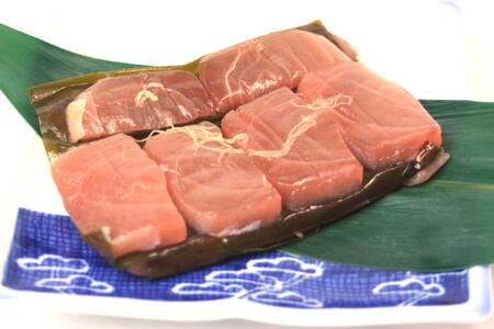 サス（カジキマグロ）昆布〆の押し寿司 35g×6個 折箱入り 寿司 押し寿司 さす かじきまぐろ 富山名物 冷蔵/ます寿司屋ヒロ助/富山県 黒部市 お寿司 海鮮 魚 魚介類 魚介 加工食品 惣菜 