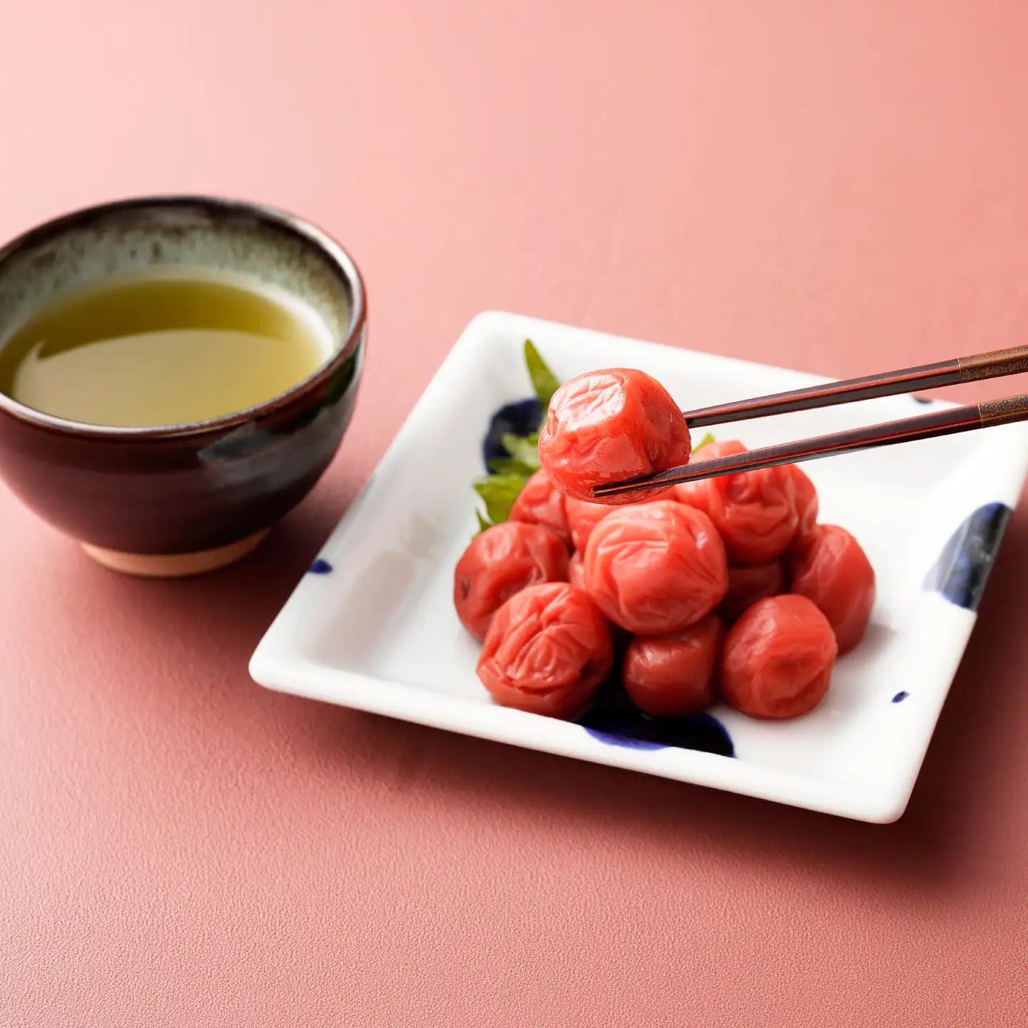 【全3回定期便】梅干し 七折小梅の梅干 900g プラケース・化粧箱付き / 梅 うめ 梅干し 梅干 うめぼし 小梅 しそ梅 紫蘇 梅 ウメ しそ しそ梅干し  赤しそ おにぎり 産地直送 お取り寄せ